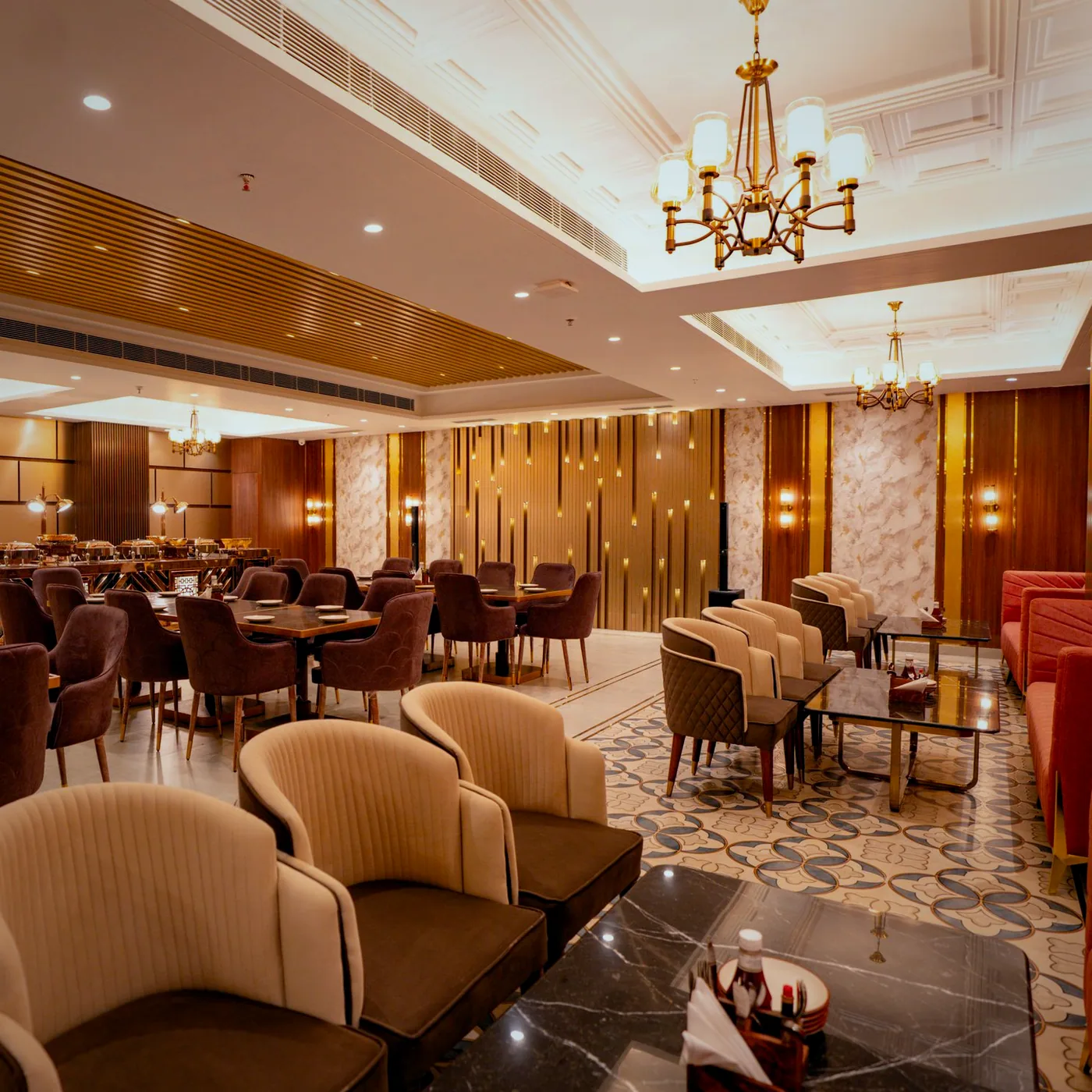Sala restauracyjna na parterze ze sklepionym sufitem z cegły