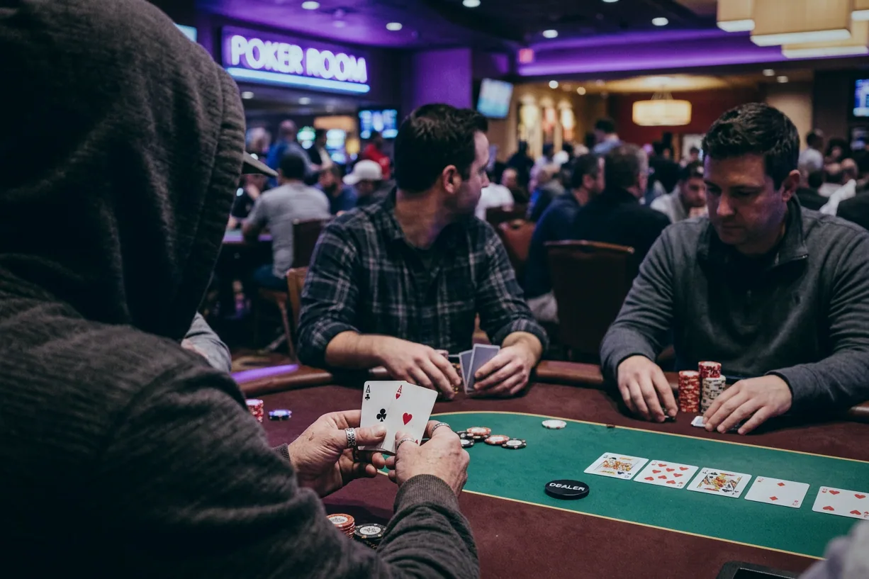 Stół pokerowy z dziewięcioma krzesłami widziany od strony dealera